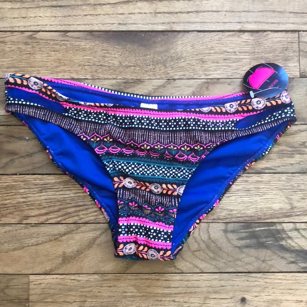 NWT Bikini Bottoms wirh Side Cut Out